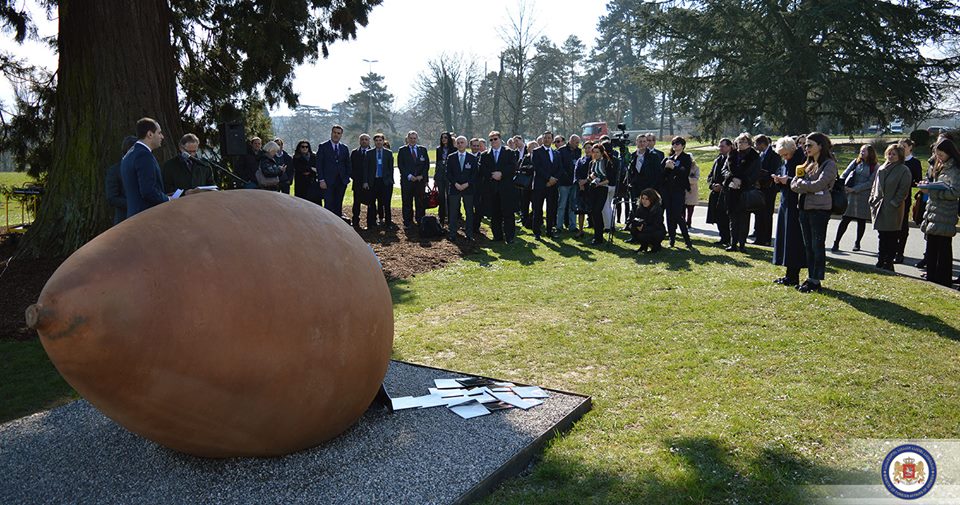 Georgian kvevri placed in the courtyard of the UN Office in Geneva to mark the UN 70th anniversary geotv.ge